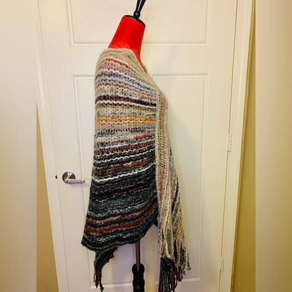 NWT SWEATER FRINGE PONCHO - Picture 6 of 10